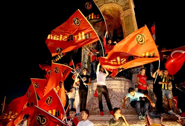 Taraftar grupları darbe girişimine karşı yürüdü 15