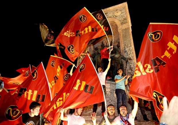 Taraftar grupları darbe girişimine karşı yürüdü 16