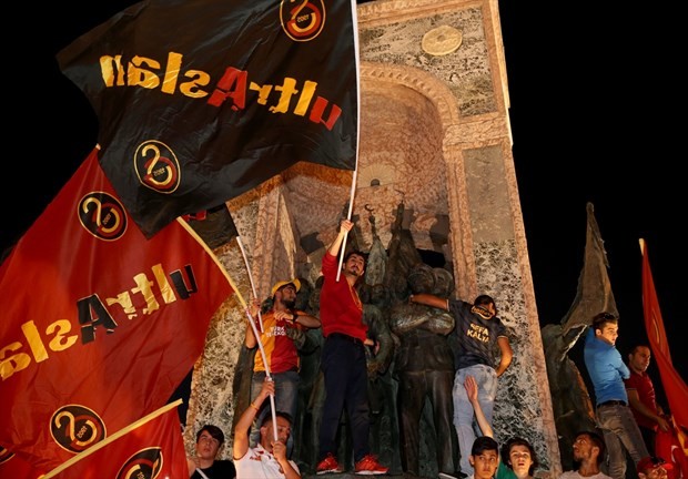 Taraftar grupları darbe girişimine karşı yürüdü 17