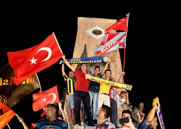Taraftar grupları darbe girişimine karşı yürüdü 18