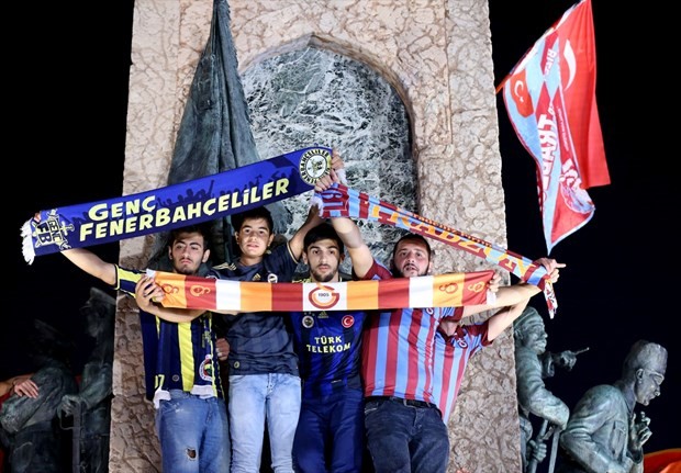 Taraftar grupları darbe girişimine karşı yürüdü 19