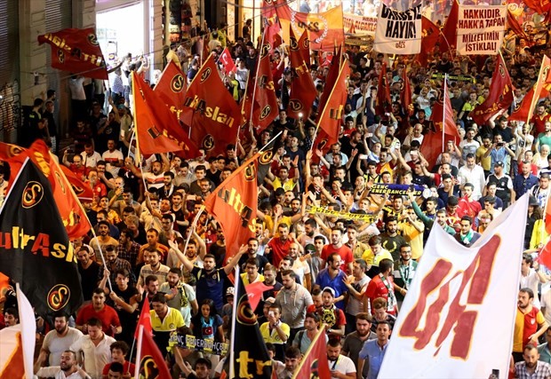 Taraftar grupları darbe girişimine karşı yürüdü 2