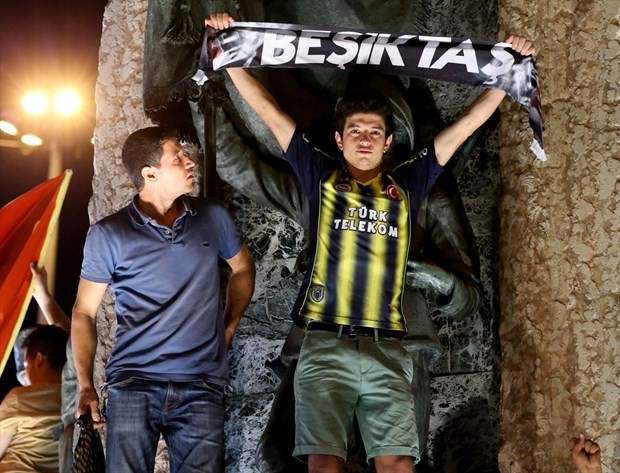 Taraftar grupları darbe girişimine karşı yürüdü 20