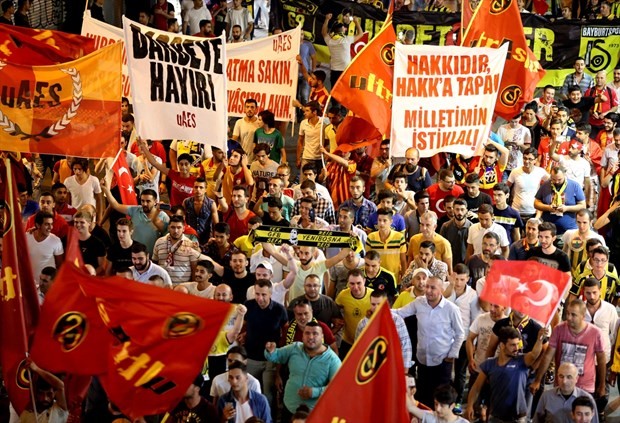 Taraftar grupları darbe girişimine karşı yürüdü 4