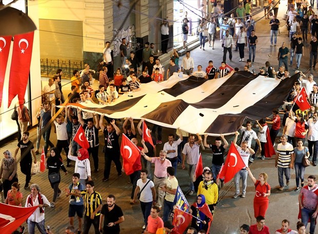 Taraftar grupları darbe girişimine karşı yürüdü 5