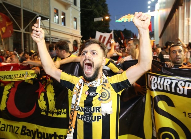 Taraftar grupları darbe girişimine karşı yürüdü 7