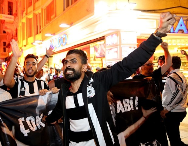 Taraftar grupları darbe girişimine karşı yürüdü 8