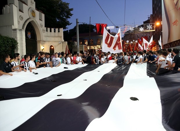 Taraftar grupları darbe girişimine karşı yürüdü 9