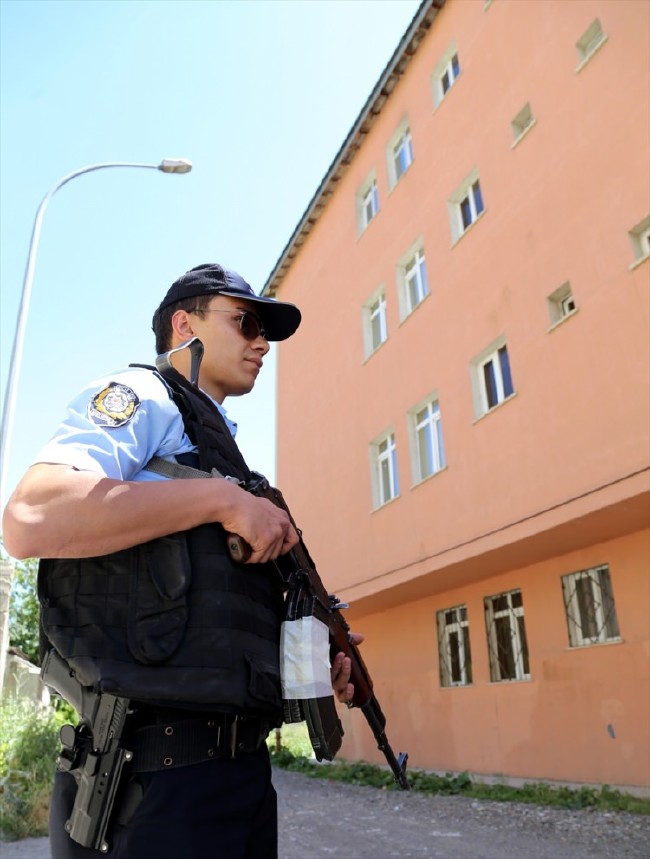 FETÖ'nün kız yurdundan Hint Keneviri çıktı 1