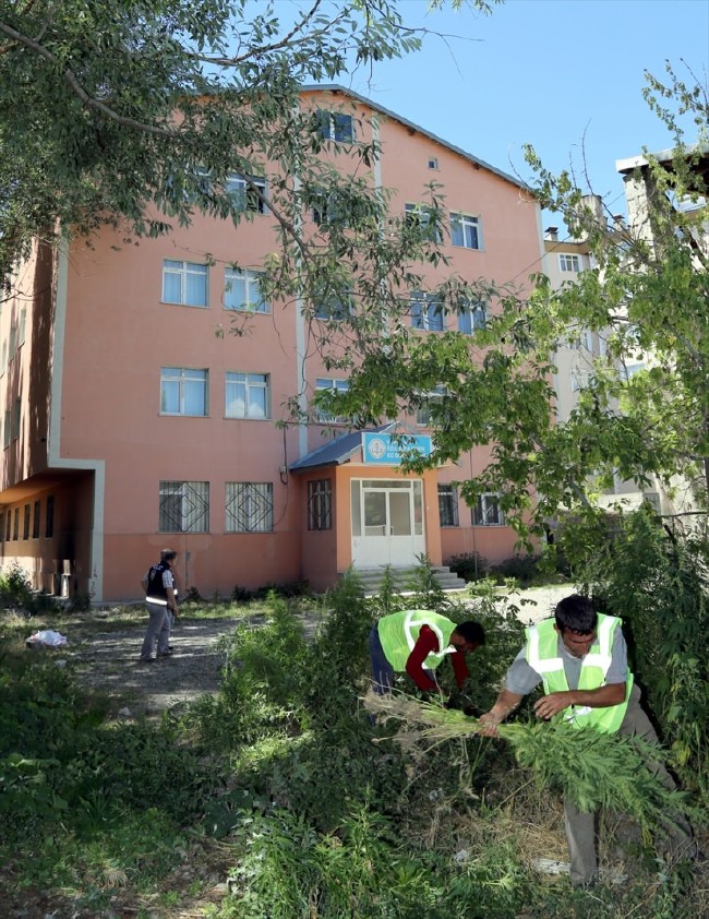 FETÖ'nün kız yurdundan Hint Keneviri çıktı 12