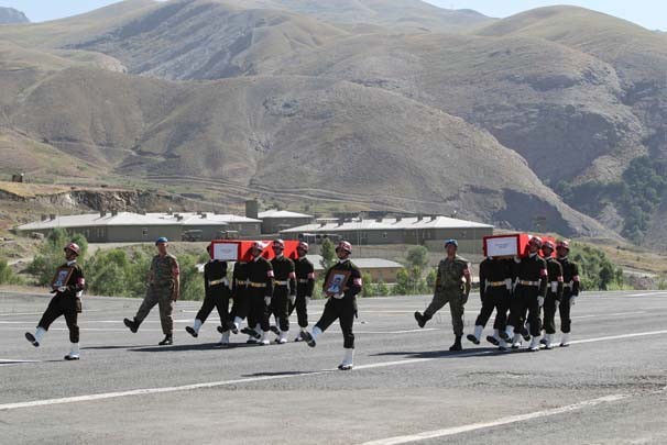 Hakkari’de şehit polisler için hazin tören 16