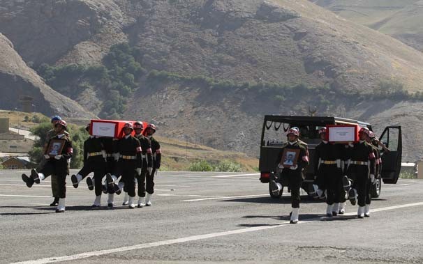 Hakkari’de şehit polisler için hazin tören 17