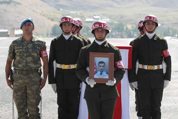 Hakkari’de şehit polisler için hazin tören 18
