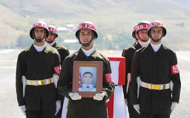 Hakkari’de şehit polisler için hazin tören 19