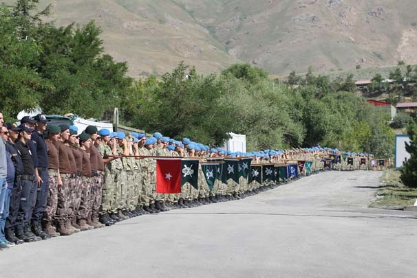 Hakkari’de şehit polisler için hazin tören 20