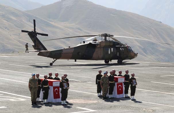 Hakkari’de şehit polisler için hazin tören 21