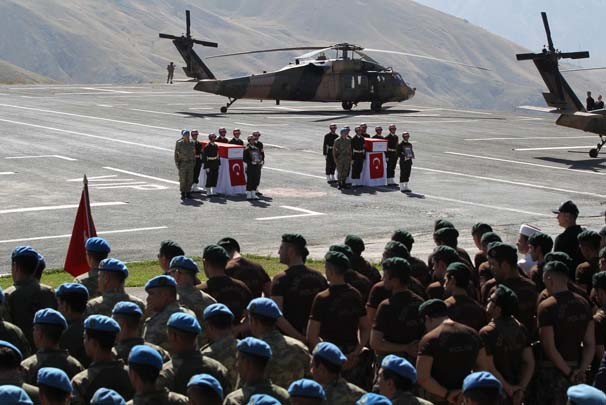 Hakkari’de şehit polisler için hazin tören 22