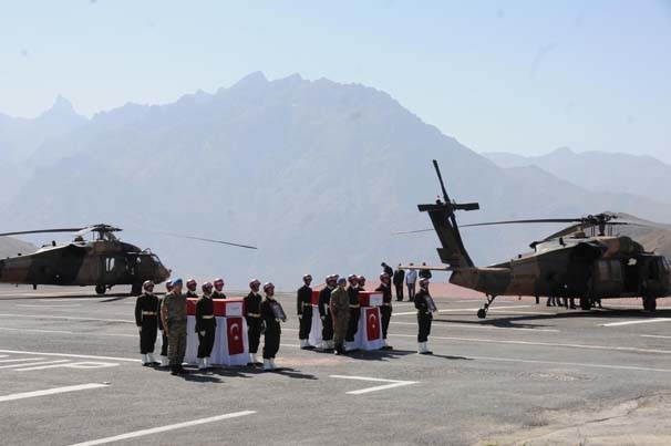 Hakkari’de şehit polisler için hazin tören 8