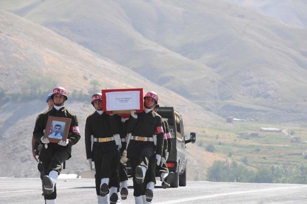 Hakkari’de şehit polisler için hazin tören 5