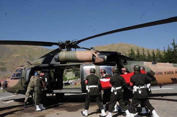 Hakkari’de şehit polisler için hazin tören 9