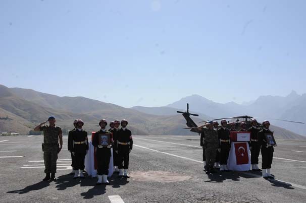 Hakkari’de şehit polisler için hazin tören 10