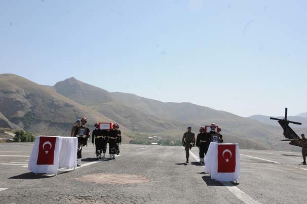 Hakkari’de şehit polisler için hazin tören 12