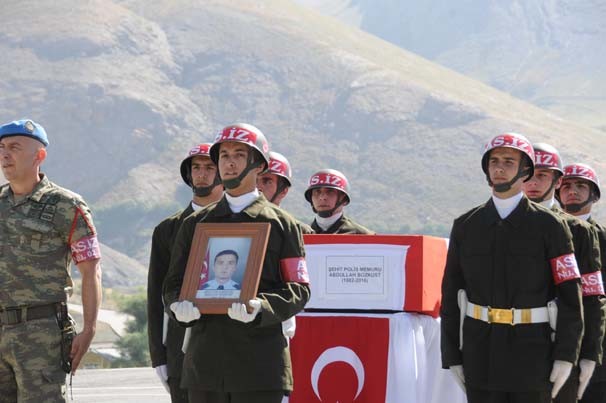Hakkari’de şehit polisler için hazin tören 13