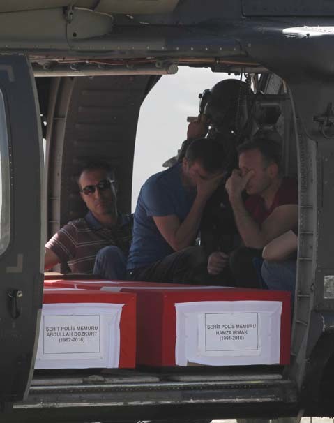 Hakkari’de şehit polisler için hazin tören 15