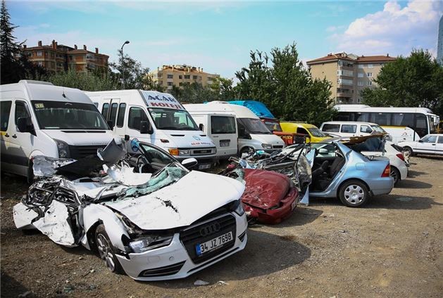 Tankların ezdiği araçlar 1