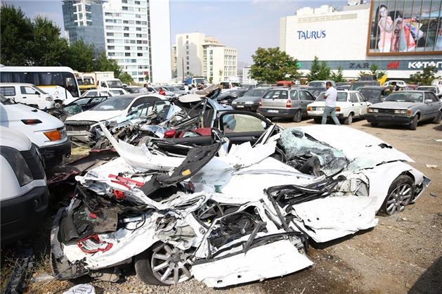 Tankların ezdiği araçlar 12