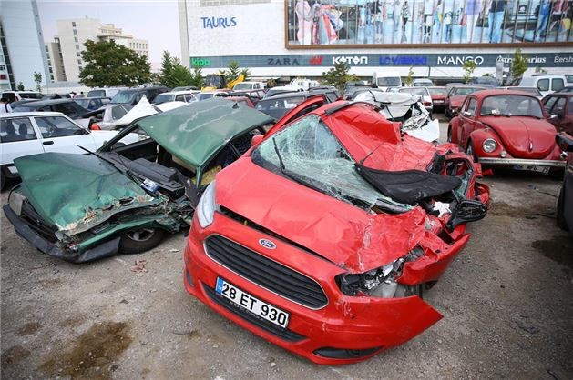 Tankların ezdiği araçlar 13