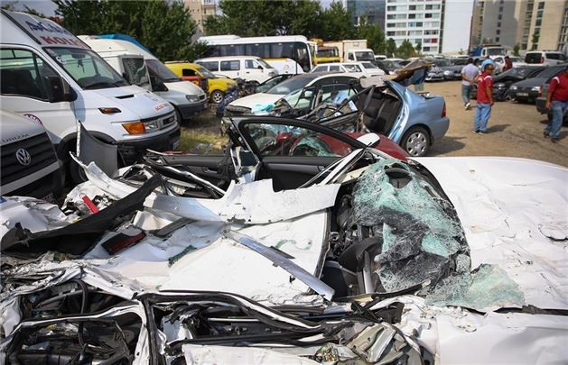 Tankların ezdiği araçlar 2