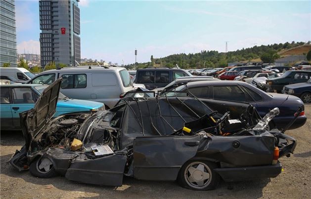 Tankların ezdiği araçlar 3