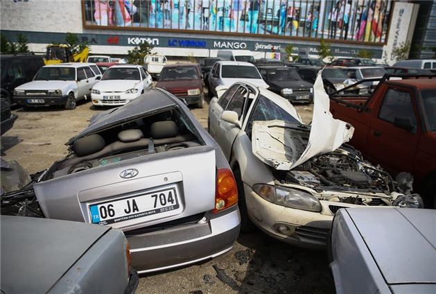 Tankların ezdiği araçlar 7
