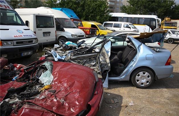 Tankların ezdiği araçlar 8