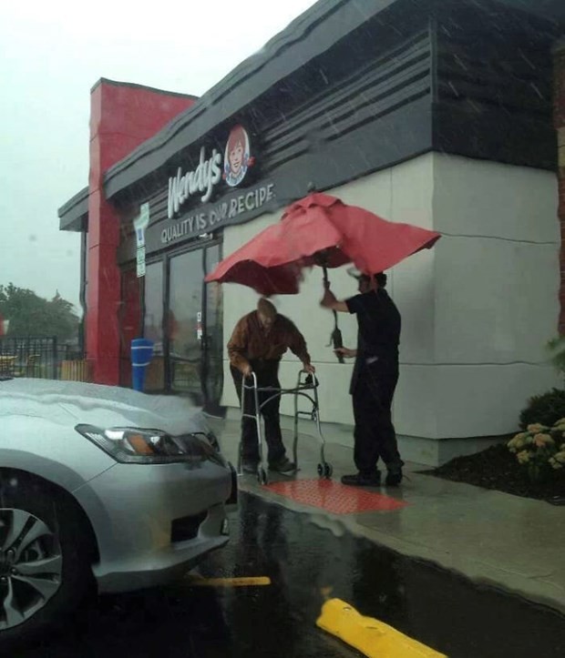 'İnsanlık ölmedi' dedirten fotoğraflar 7