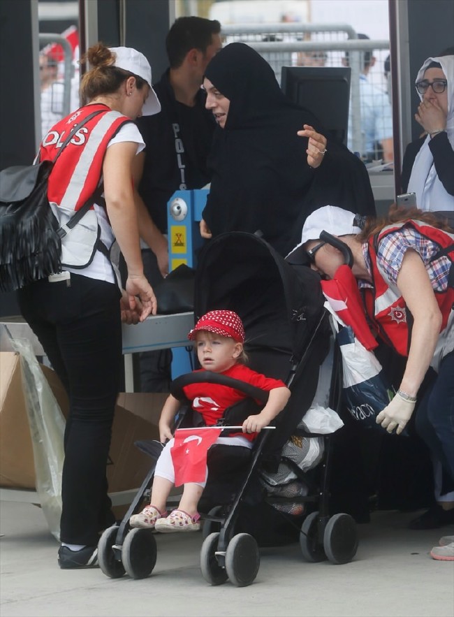 Demokrasi ve Şehitler Mitingi'ne doğru 18