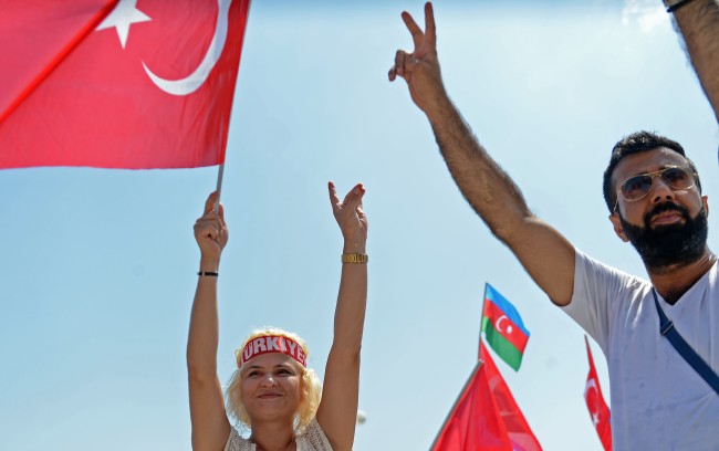 Demokrasi ve Şehitler Mitingi'ne doğru 25