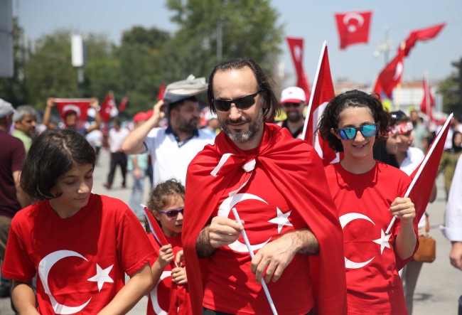 Demokrasi ve Şehitler Mitingi'ne doğru 32