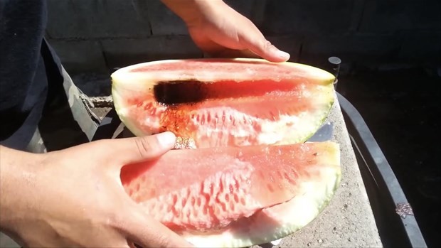 Erimiş bakırı karpuza dökünce bakın ne oldu 13