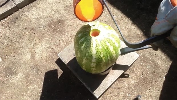 Erimiş bakırı karpuza dökünce bakın ne oldu 3