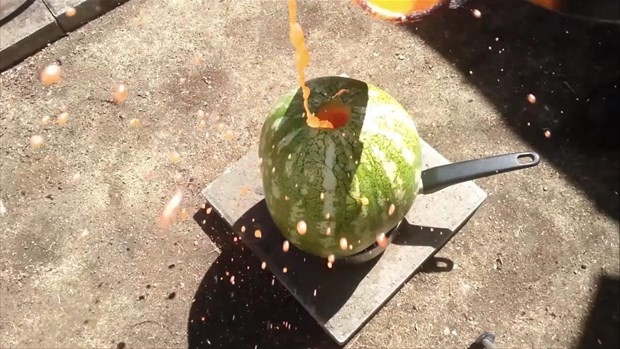 Erimiş bakırı karpuza dökünce bakın ne oldu 4