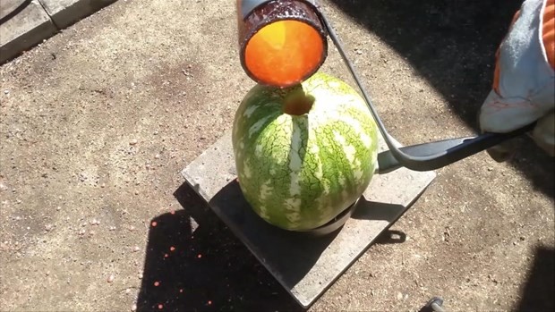 Erimiş bakırı karpuza dökünce bakın ne oldu 5