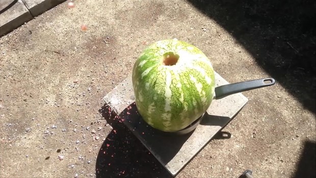 Erimiş bakırı karpuza dökünce bakın ne oldu 6