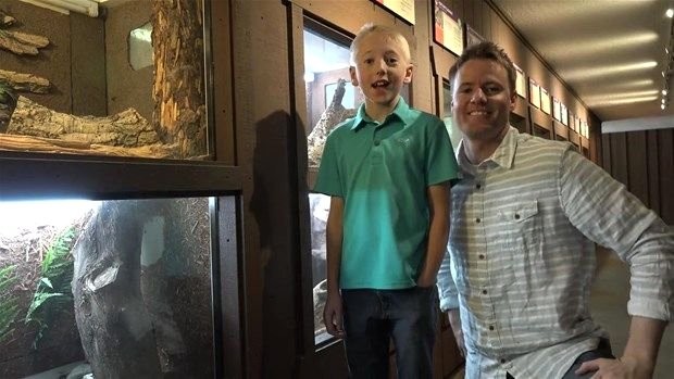 Meraklı baba-oğul çıngıraklı yılanın kuyruğunu açtı 1