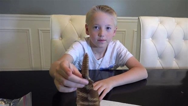 Meraklı baba-oğul çıngıraklı yılanın kuyruğunu açtı 15