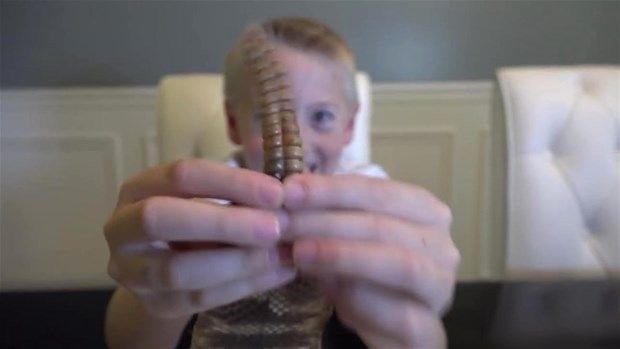 Meraklı baba-oğul çıngıraklı yılanın kuyruğunu açtı 16