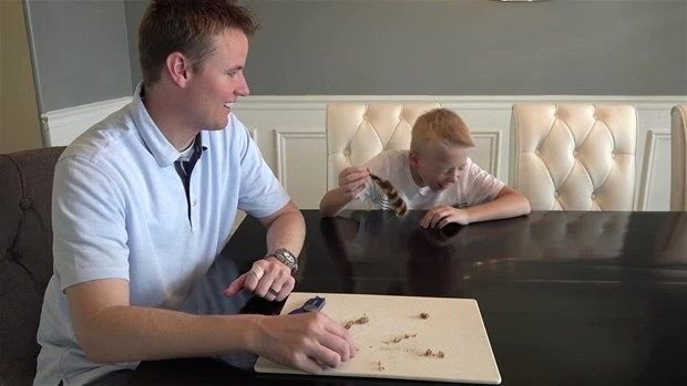 Meraklı baba-oğul çıngıraklı yılanın kuyruğunu açtı 23