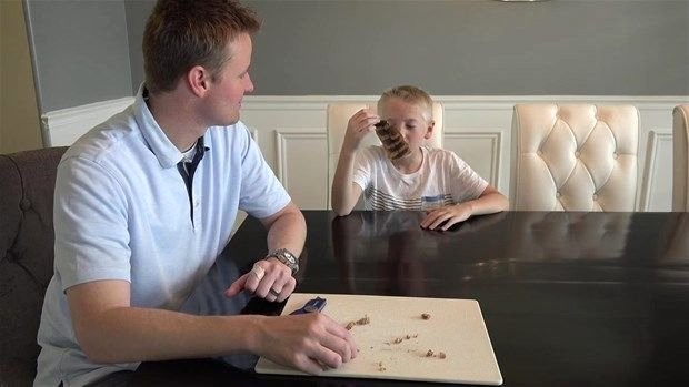 Meraklı baba-oğul çıngıraklı yılanın kuyruğunu açtı 25