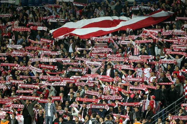 Tribünü dolmayan takıma ceza geliyor 14